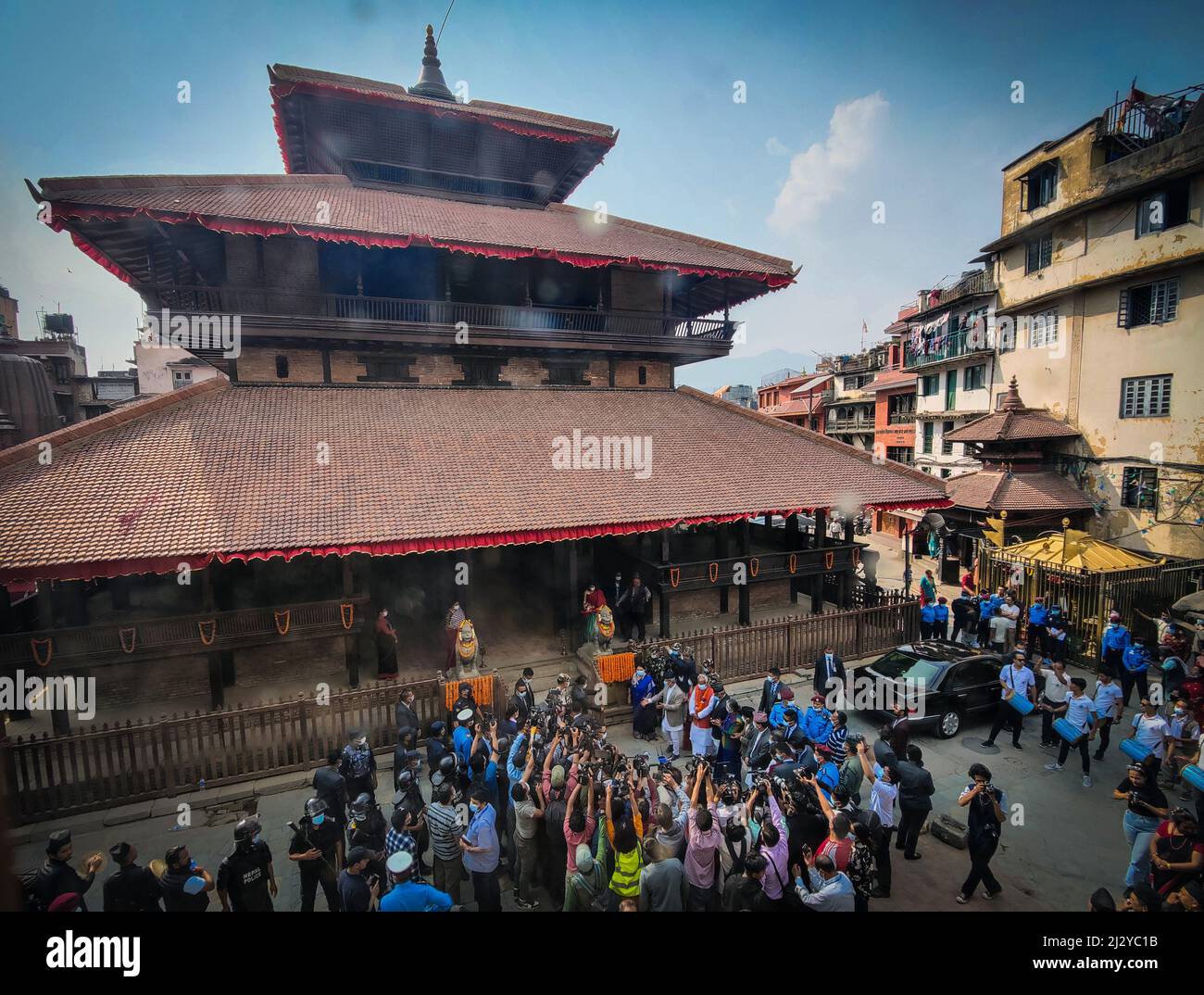 Katmandou, Bagmati, Népal. 4th avril 2022. Le président du Népal Bidhya Devi Bhandari (C) inaugure le Kastamandap restauré sur la place Hanumandoka Durbar à Kathamandu, au Népal, le 4 avril 2022. Le monument historique Kastamandap est ouvert au public après sa restauration lundi, qui a été gravement endommagé par le tremblement de terre de 2015. (Image de crédit : © Sunil Sharma/ZUMA Press Wire) Banque D'Images