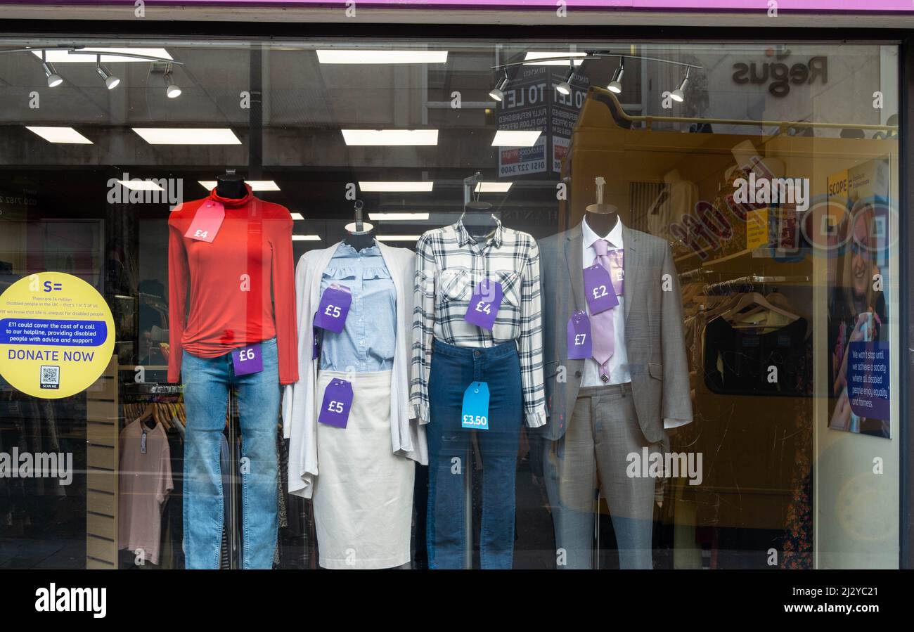 Vêtements d'occasion à vendre dans la fenêtre d'une boutique Scope à Liverpool Banque D'Images