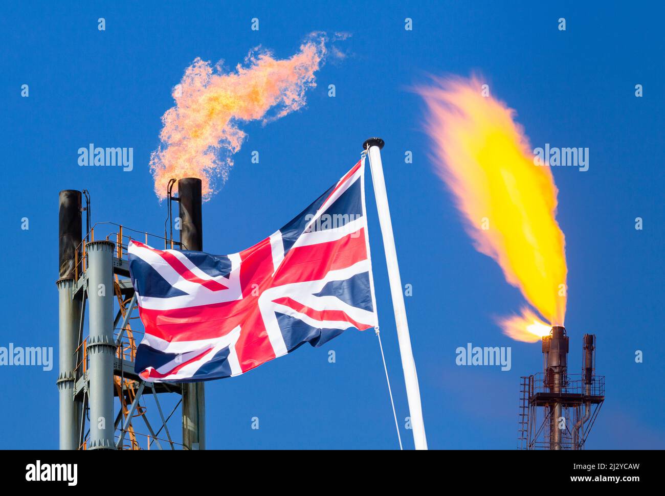Drapeau britannique contre les cheminées de raffinerie/usine de traitement du gaz. Crise du coût de la vie, hausse du gaz, prix de l'énergie, réchauffement climatique, gaz russe Banque D'Images