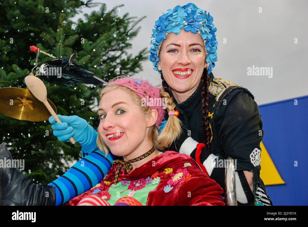 Belfast, Irlande du Nord. 13th décembre 2007. Le duo de cirque de la rue mère et fille, le Barren Carousel, se fait à l'ouverture du nouveau magasin Ikea. Banque D'Images