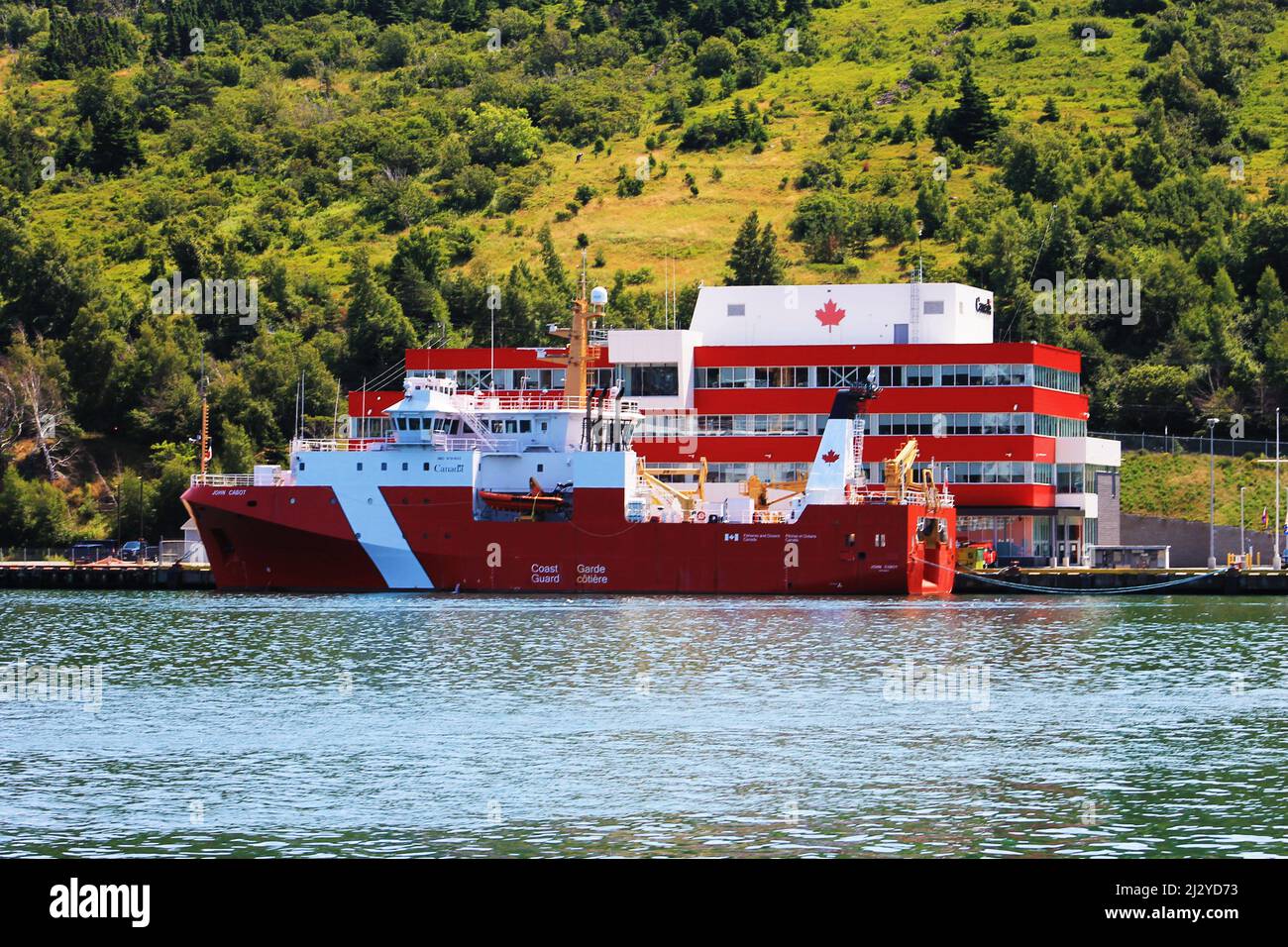 Un navire de la Garde côtière canadienne amarré devant l'édifice de la Garde côtière, dans le port de St. John's. Banque D'Images