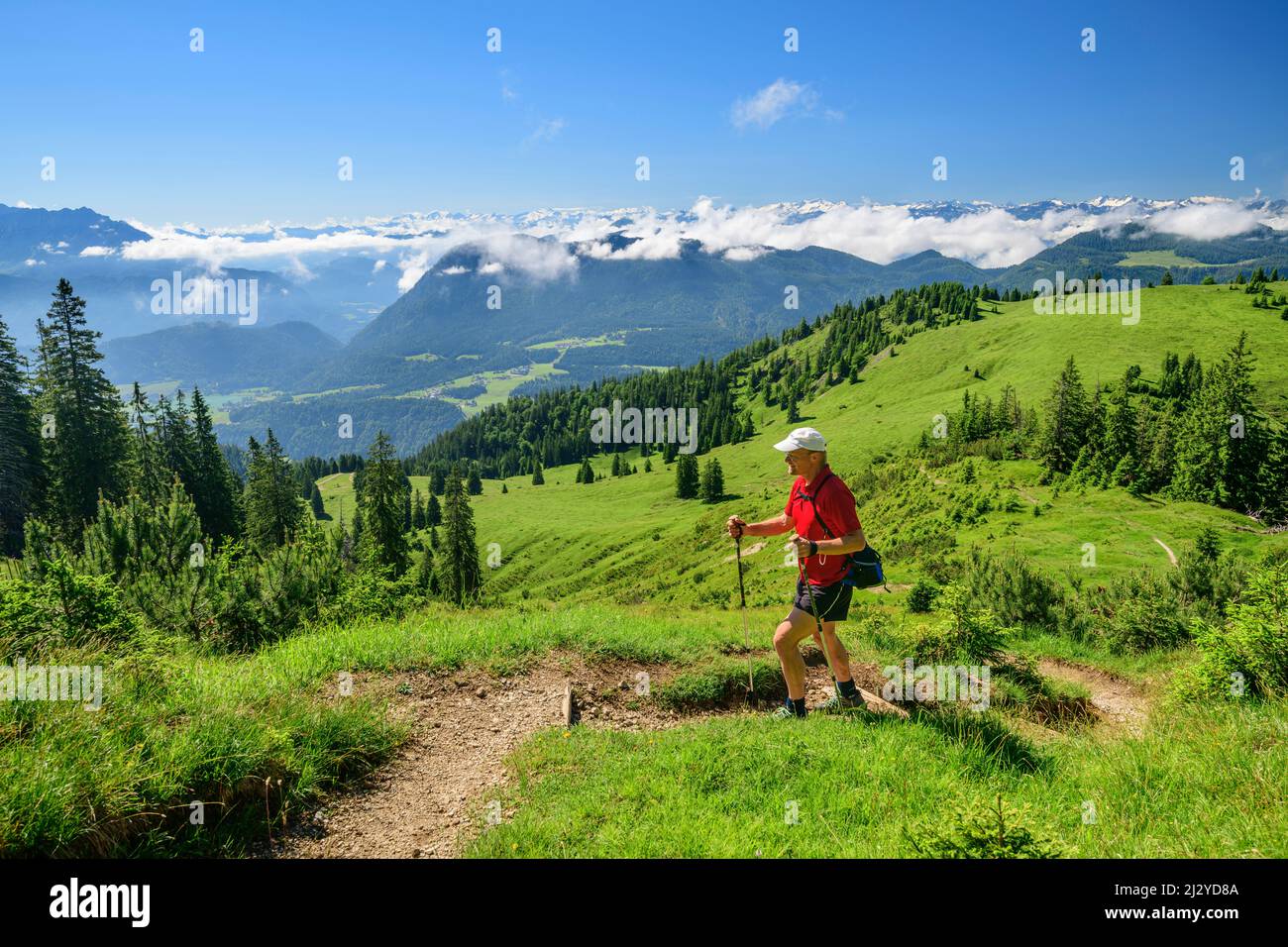 Homme randonnées à Trainsjoch, Trainsjoch, montagnes de Mangfall, Alpes bavaroises, haute-Bavière, Bavière, Allemagne Banque D'Images