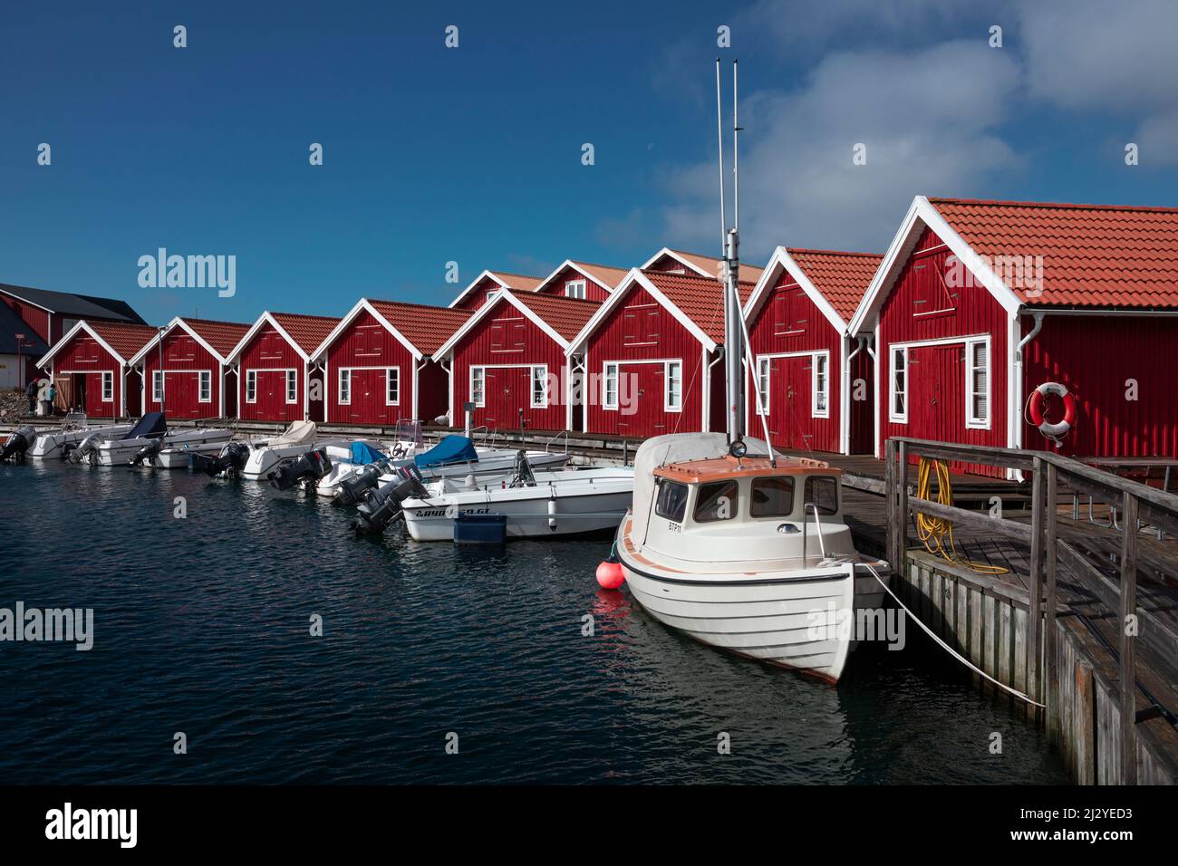 Serres rouges à bateaux sur l'archipel de Tjörn à l'ouest de la Suède Banque D'Images