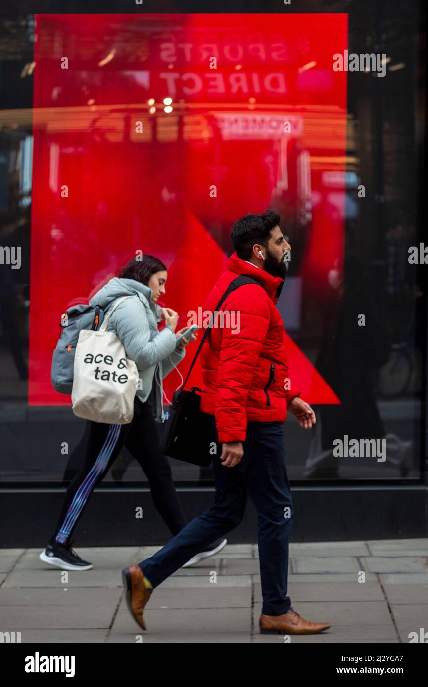 Londres, Royaume-Uni. 4 avril 2022. Les membres du public passent MVP (la peinture la plus précieuse), une nouvelle commission spécifique au site par l'artiste Jonas Lund qui est exposé au W1 Curats sur Oxford Street. 512 tableaux numériques sont en vue sur 36 écrans. La série sera mise en vente sous forme de NFTS (jetons non fongibles) sur le marché Aorist à partir d'avril 11 et se termine par une présentation finale à Venise, avec les jours de prévisualisation de la Biennale de Venise 59th (du 20 au 22 avril 2022). Credit: Stephen Chung / Alamy Live News Banque D'Images