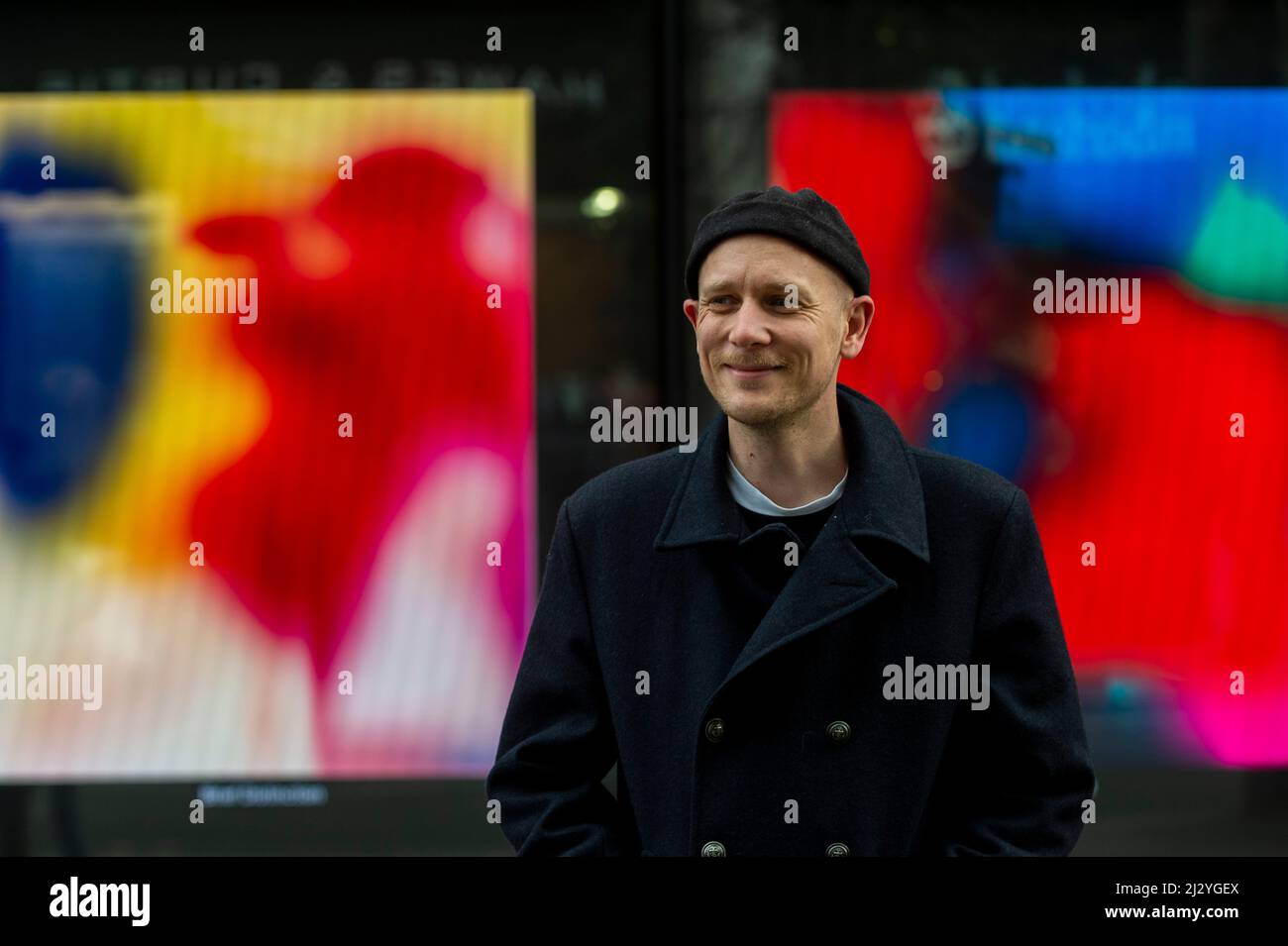 Londres, Royaume-Uni. 4 avril 2022. Jonas Lund pose avec son MVP (la peinture la plus précieuse), une nouvelle commission spécifique au site exposée au W1 curates sur Oxford Street. 512 tableaux numériques sont en vue sur 36 écrans. La série sera mise en vente sous forme de NFTS (jetons non fongibles) sur le marché Aorist à partir d'avril 11 et se termine par une présentation finale à Venise, avec les jours de prévisualisation de la Biennale de Venise 59th (du 20 au 22 avril 2022). Credit: Stephen Chung / Alamy Live News Banque D'Images