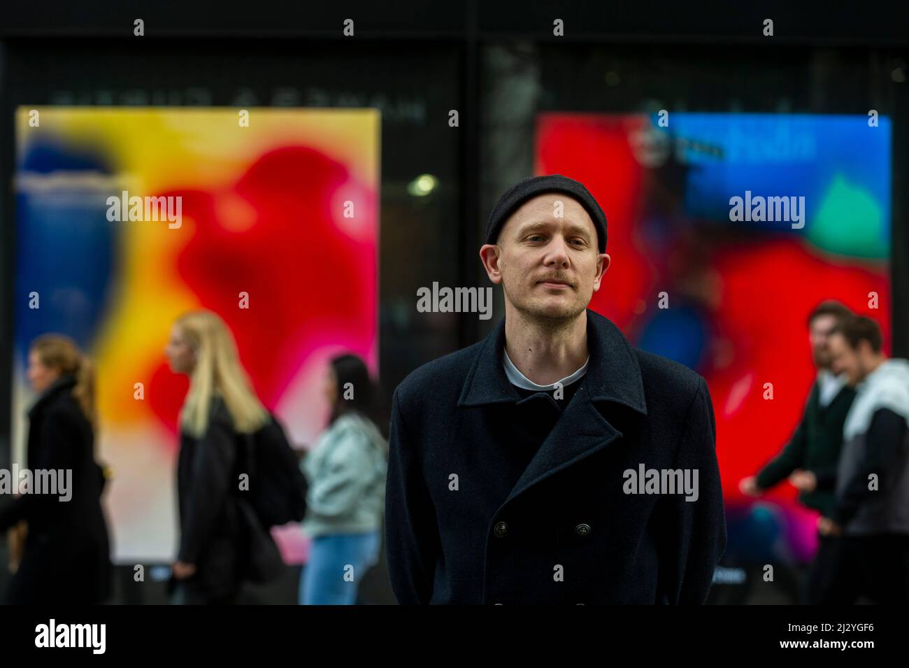 Londres, Royaume-Uni. 4 avril 2022. Jonas Lund pose avec son MVP (la peinture la plus précieuse), une nouvelle commission spécifique au site exposée au W1 curates sur Oxford Street. 512 tableaux numériques sont en vue sur 36 écrans. La série sera mise en vente sous forme de NFTS (jetons non fongibles) sur le marché Aorist à partir d'avril 11 et se termine par une présentation finale à Venise, avec les jours de prévisualisation de la Biennale de Venise 59th (du 20 au 22 avril 2022). Credit: Stephen Chung / Alamy Live News Banque D'Images