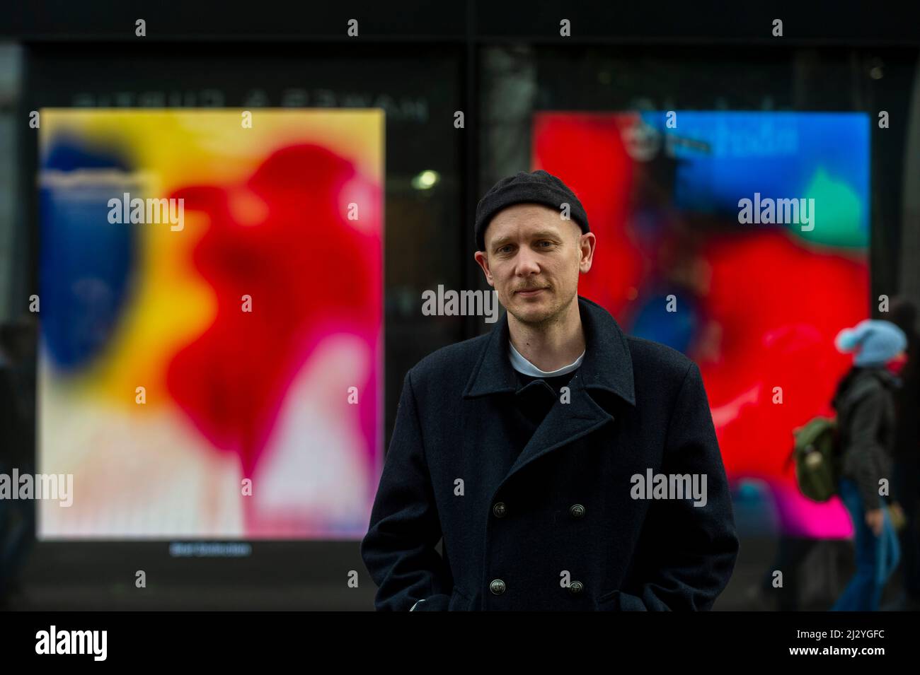 Londres, Royaume-Uni. 4 avril 2022. Jonas Lund pose avec son MVP (la peinture la plus précieuse), une nouvelle commission spécifique au site exposée au W1 curates sur Oxford Street. 512 tableaux numériques sont en vue sur 36 écrans. La série sera mise en vente sous forme de NFTS (jetons non fongibles) sur le marché Aorist à partir d'avril 11 et se termine par une présentation finale à Venise, avec les jours de prévisualisation de la Biennale de Venise 59th (du 20 au 22 avril 2022). Credit: Stephen Chung / Alamy Live News Banque D'Images