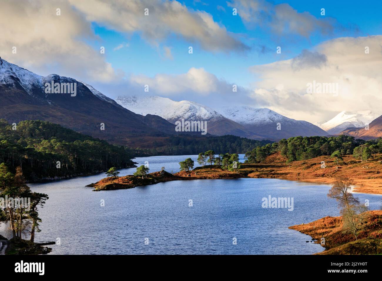 Loch Affric à Glen Affric, hiver, sommets enneigés, forêt calédonienne, Highlands, Écosse, Royaume-Uni Banque D'Images