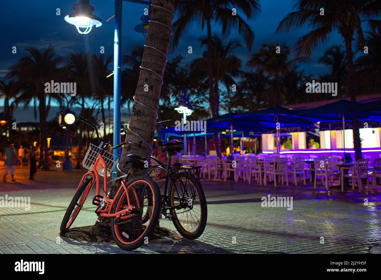 Vélos de nuit sous le lampadaire Banque D'Images