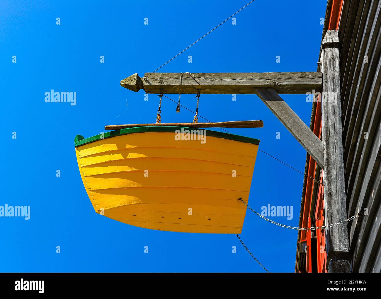 Petit bateau jaune décorant un restaurant, Shelburne, Nouvelle-Écosse, Canada Banque D'Images