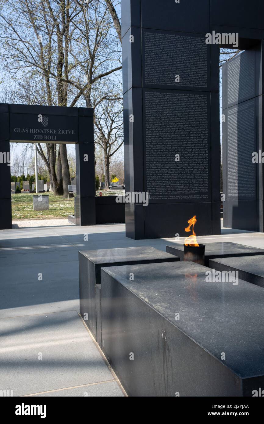 Zagreb, Croatie - 26 mars 2022 : ce mémorial du cimetière de Mirogoj commémore les soldats et civils croates tués dans la bataille contre le Banque D'Images