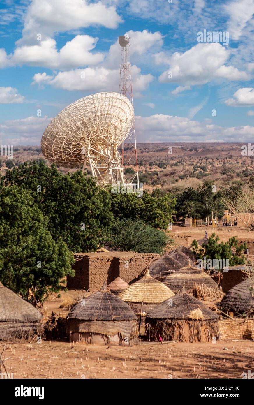 Le Niger, Afrique de l'Ouest. Antenne Satellite transmettant les appels téléphoniques internationaux. Banque D'Images