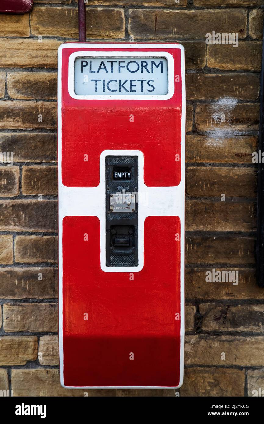 La machine à billets Red Platform du chemin de fer britannique historique à la gare ferroviaire à vapeur de Keighley & Worth Valley, à Keighley Banque D'Images
