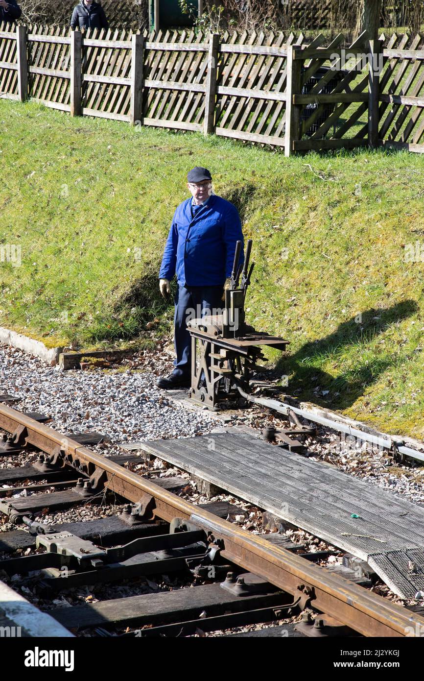 Gare ferroviaire attendant de changer manuellement les points à la gare d'Oxenhope sur le Keighley & Worth Valley Railway, West Yorkshire UK Banque D'Images