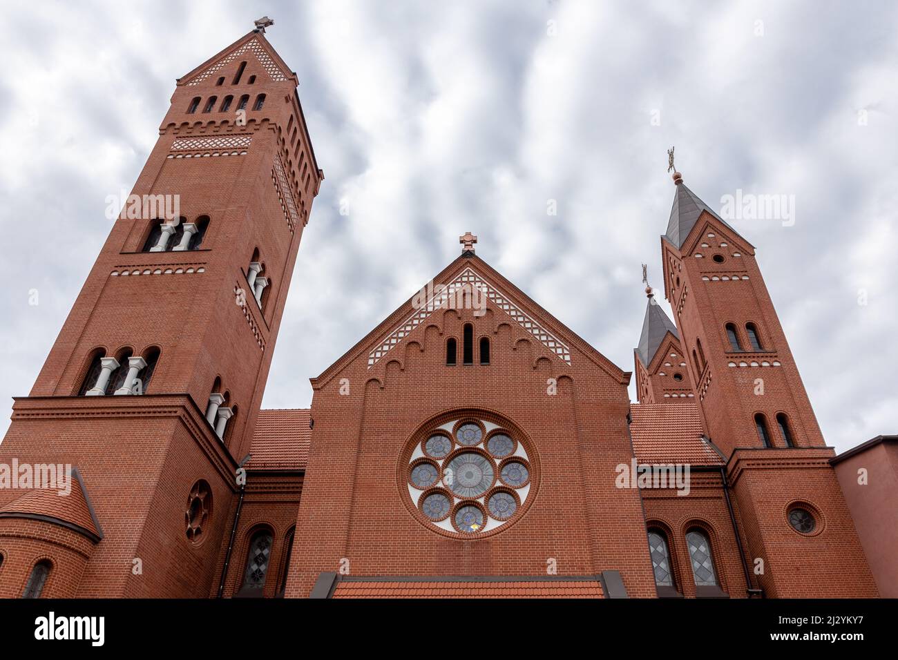 L'église des Saints Simon et Helena, connue sous le nom d'église rouge, a poli l'église catholique romaine sur la place de l'indépendance à Minsk, en Biélorussie. Banque D'Images