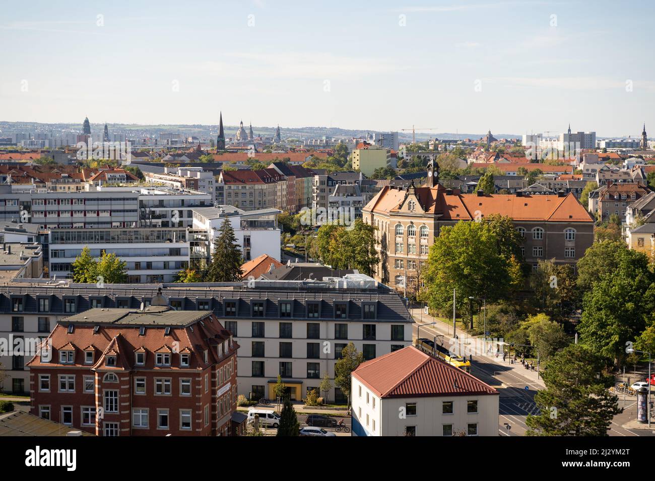 Paysage urbain de Dresde en Allemagne par une journée ensoleillée. Les bâtiments de la ville sont éclairés par la lumière du soleil. Vue sur les tours de la vieille ville. Banque D'Images