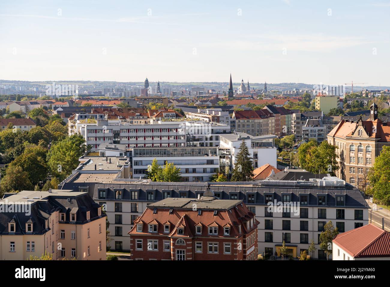 Paysage urbain de Dresde en Allemagne par une journée ensoleillée. Les bâtiments de la ville sont éclairés par la lumière du soleil. Vue sur les tours de la vieille ville. Banque D'Images
