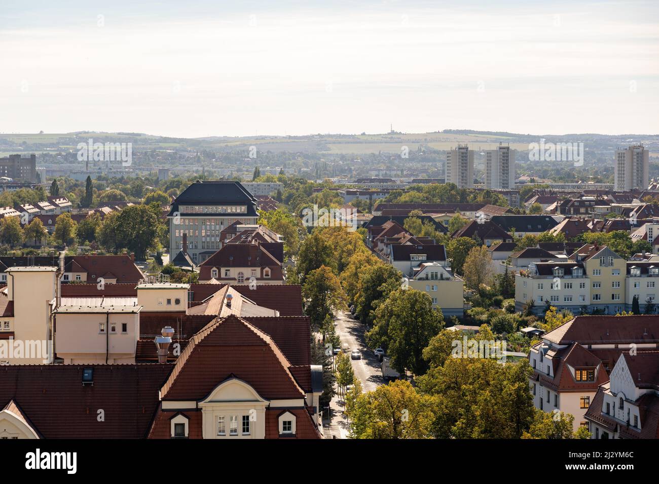 Paysage urbain de Dresde en Allemagne par une journée ensoleillée. Les bâtiments de la ville sont éclairés par la lumière du soleil. Vue sur les bâtiments résidentiels dans la soirée. Banque D'Images