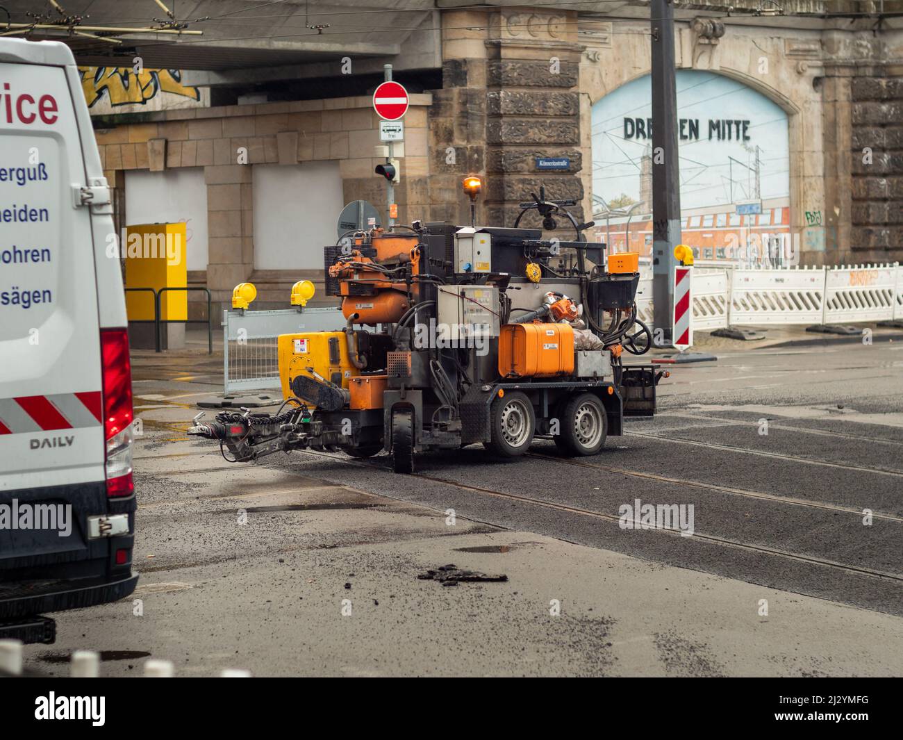 Équipement pour travaux de rail sur une rue. Construction et service de voies ferrées. Chantier au milieu d'une route. Outils et technologie. Banque D'Images