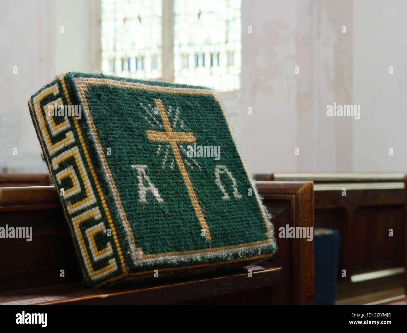 Église agenouillée sur un pew en bois, pour la prière chrétienne. Banque D'Images
