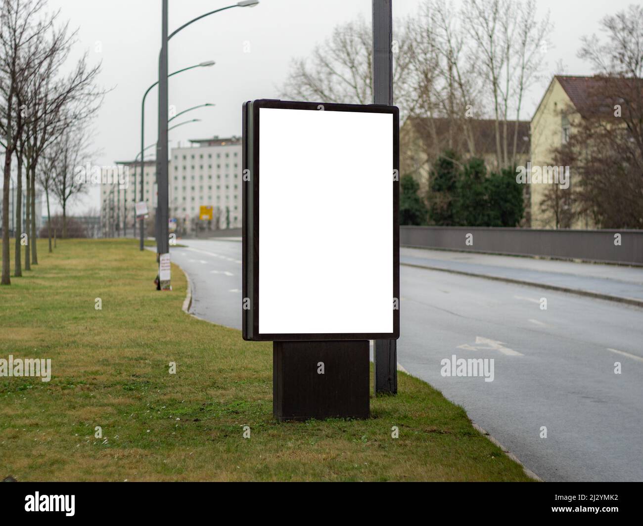 Affichage de panneaux d'affichage vides à côté d'une grande rue dans une ville. Écran de publicité comme modèle à des fins de marketing. Espace de copie pour tester les conceptions publicitaires. Banque D'Images