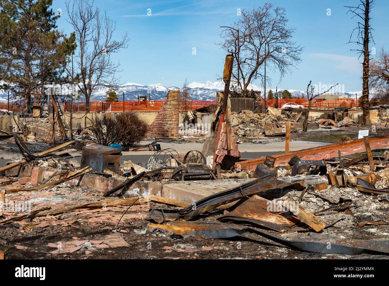 Louisville, Colorado - les vestiges après le Marshall Fire, le feu de forêt le plus destructeur du Colorado, qui a détruit 1 000 maisons en décembre 2021. Le fi Banque D'Images