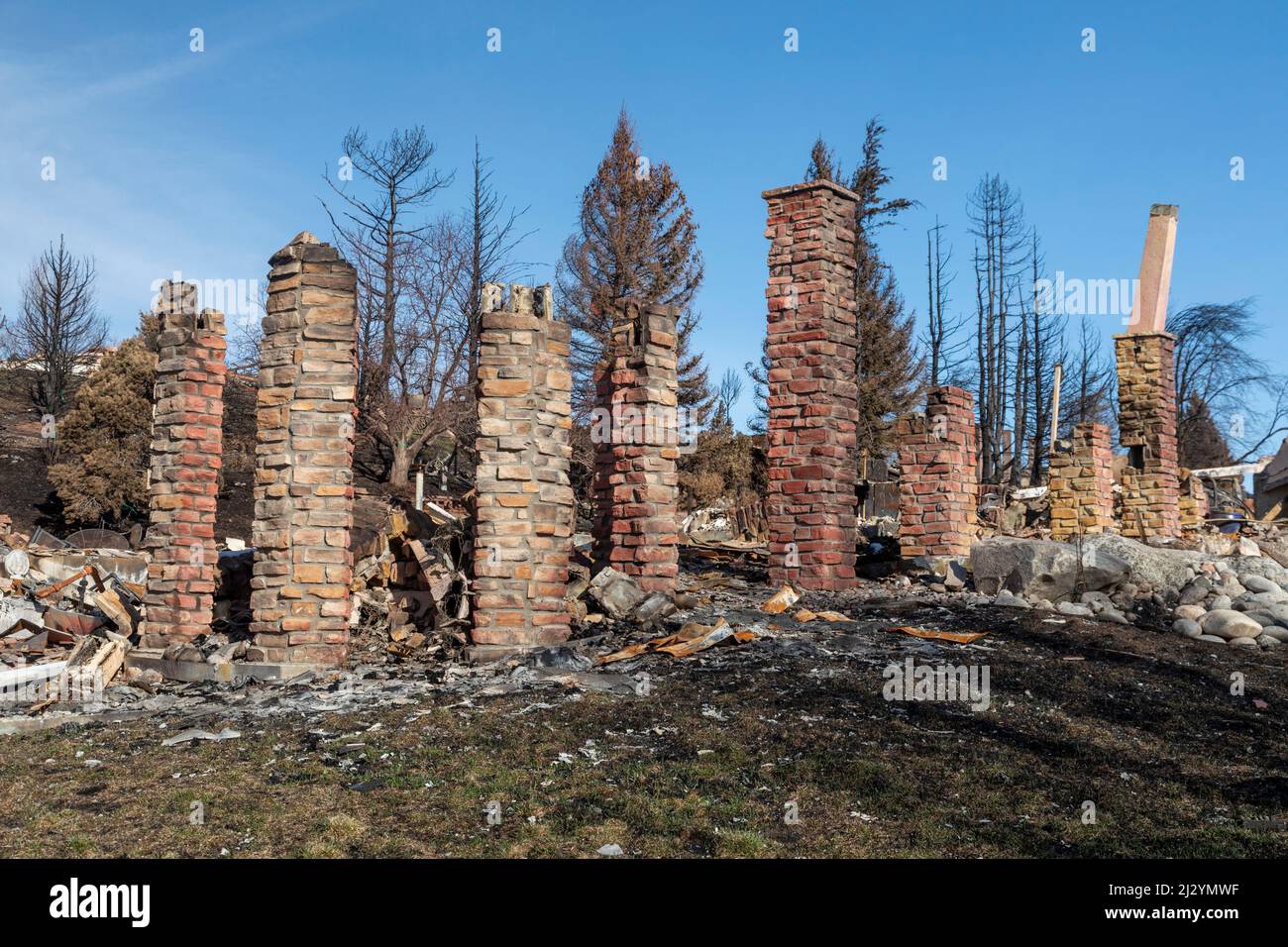 Louisville, Colorado - les vestiges après le Marshall Fire, le feu de forêt le plus destructeur du Colorado, qui a détruit 1 000 maisons en décembre 2021. Le fi Banque D'Images