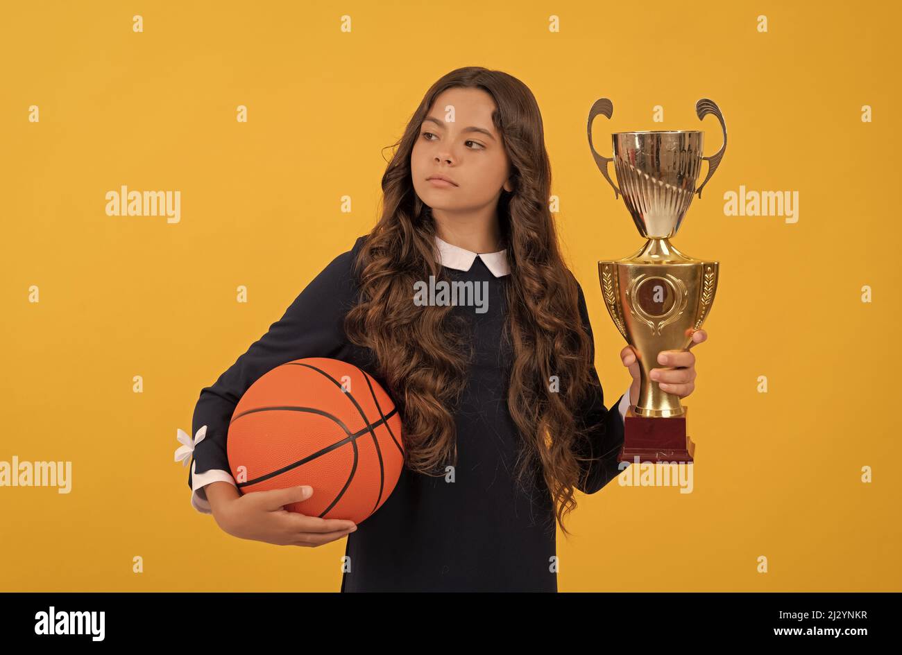 célébrez la victoire. gagner le jeu. prix de réalisation sportive. jeune fille avec ballon de basket-ball Banque D'Images