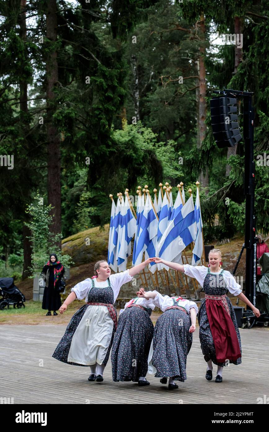 Danse folklorique et musique au Festival du milieu de l'été au Musée en plein air de Seurasaari, Helsinki, Finlande Banque D'Images