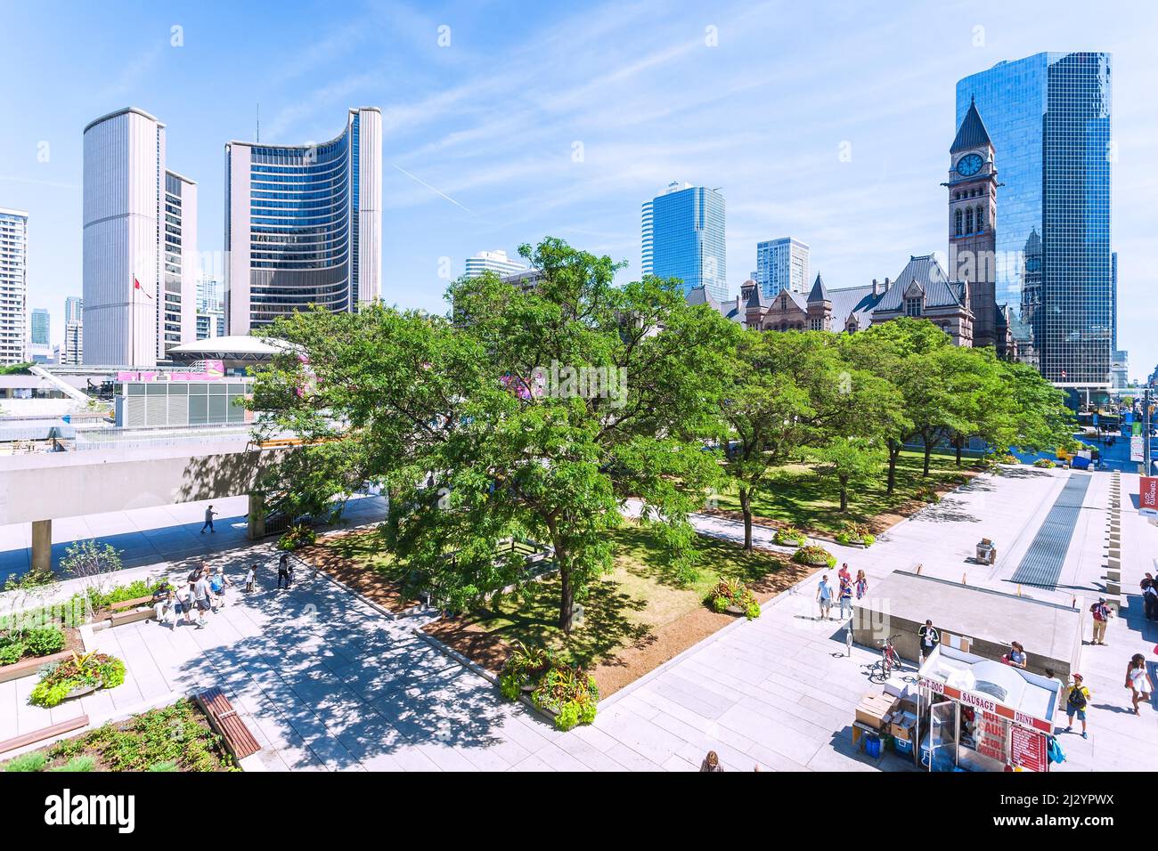 Toronto, nouvel hôtel de ville et ancien hôtel de ville à Nathan Phillips Square et au Centre Eaton Banque D'Images
