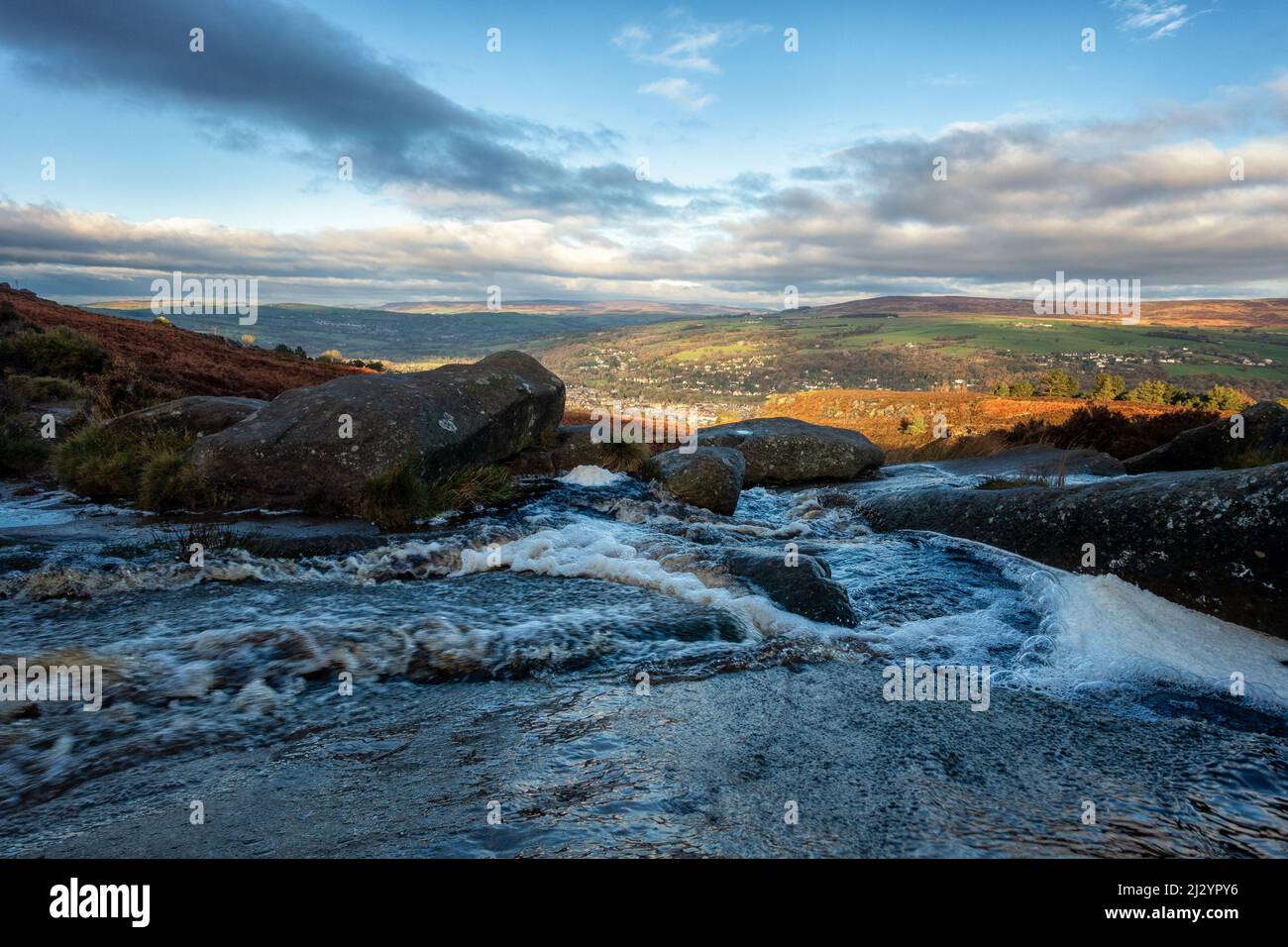 Vue inhabituelle de Wharfedale depuis le ruisseau, Backstone Beck, au-dessus d'Ilkley, West Yorkshire, Angleterre, ROYAUME-UNI Banque D'Images