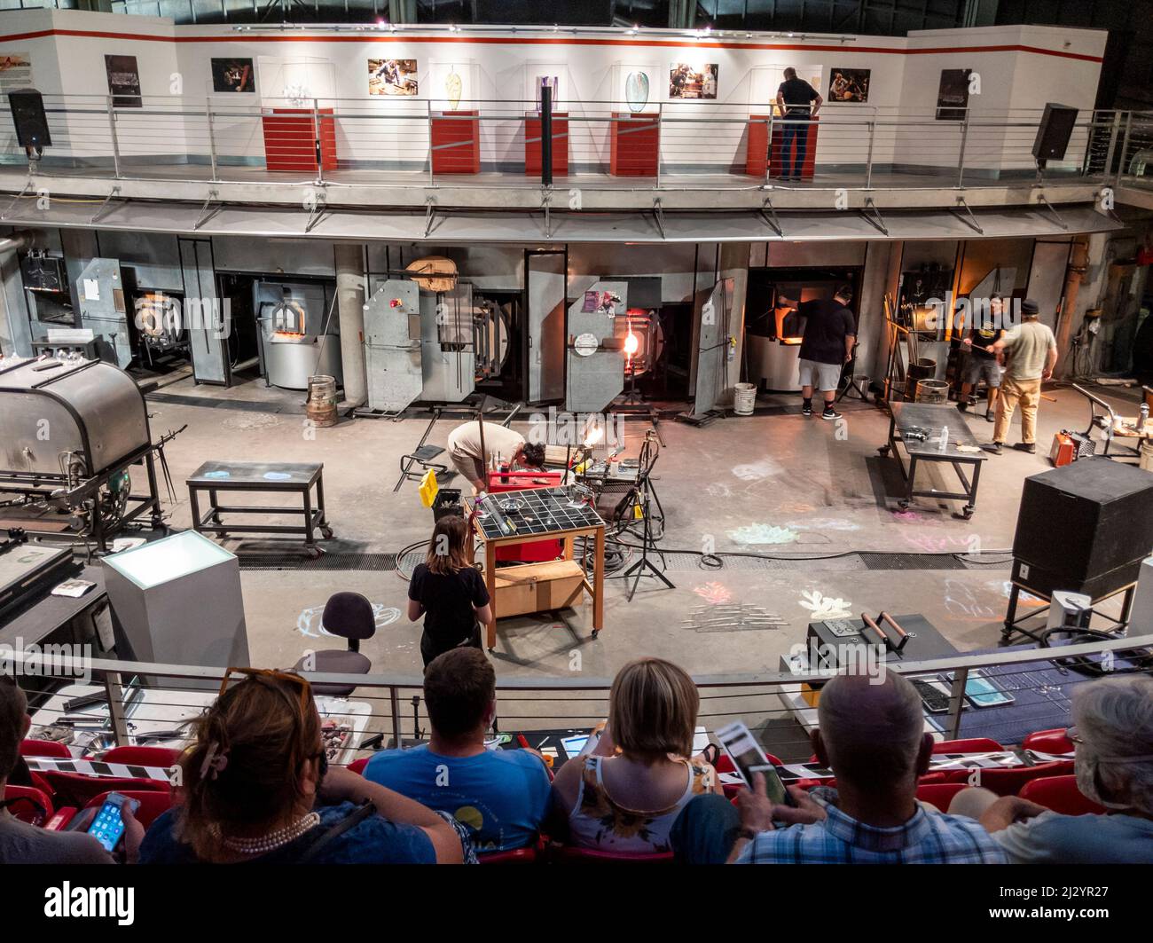 Tacoma, WA USA - vers août 2021 : vue des souffleurs de verre faisant une démonstration en direct au Musée du verre. Banque D'Images