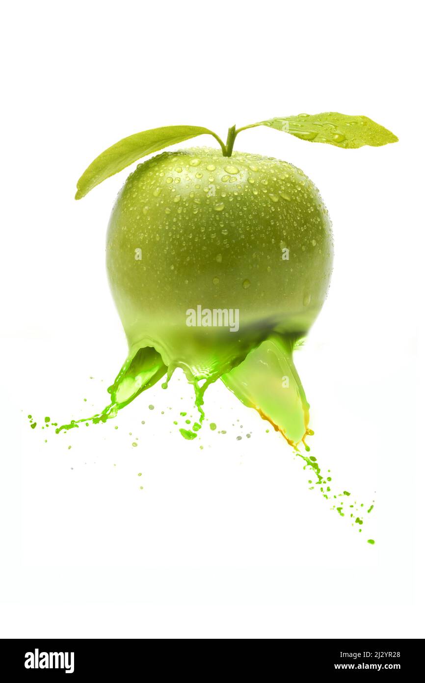 Une pomme verte avec un peu de jus de pomme Banque D'Images