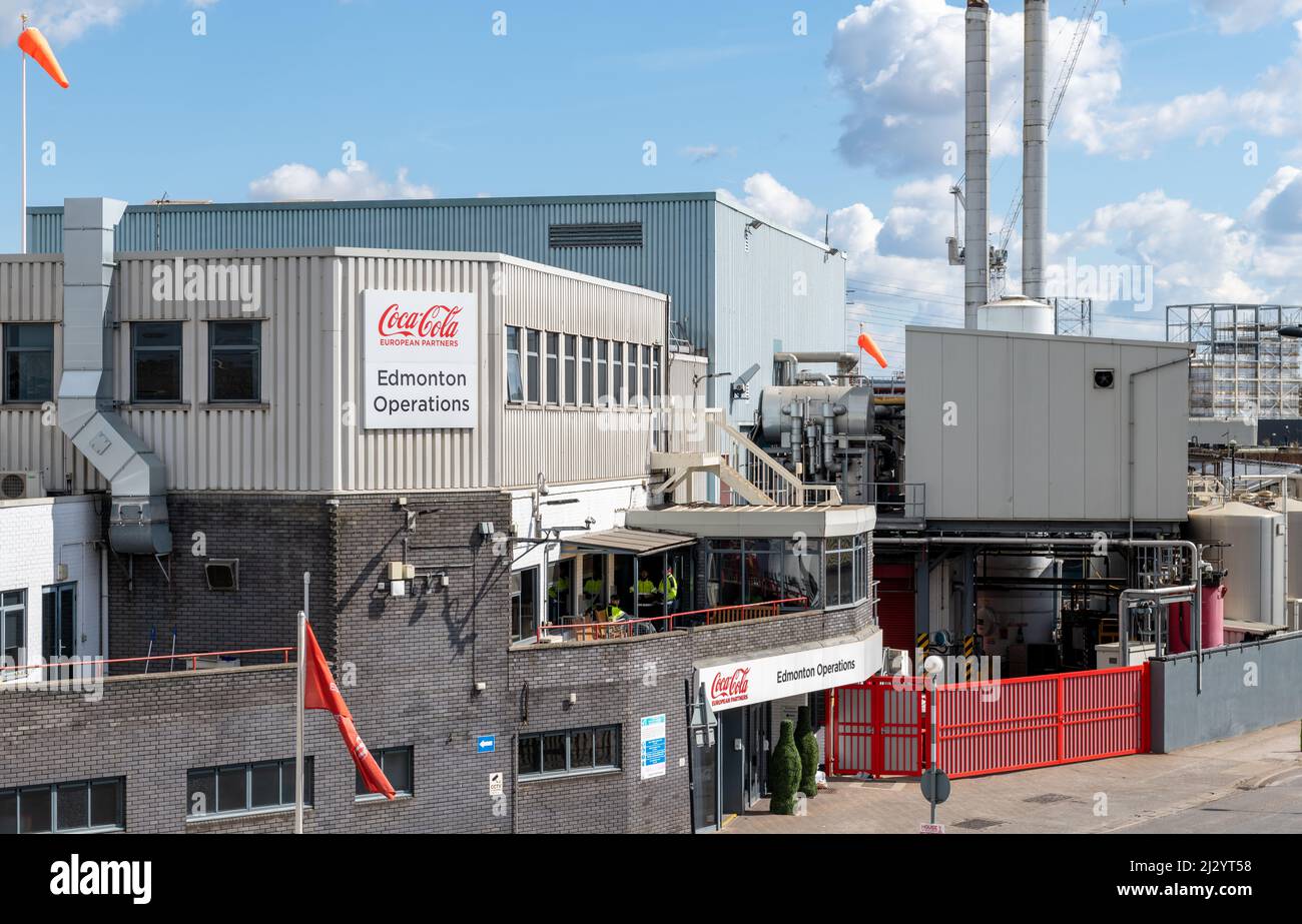 Londres. ROYAUME-UNI- 04.03.2022. Vue extérieure de l'usine d'embouteillage Coca Cola d'Edmonton. Banque D'Images