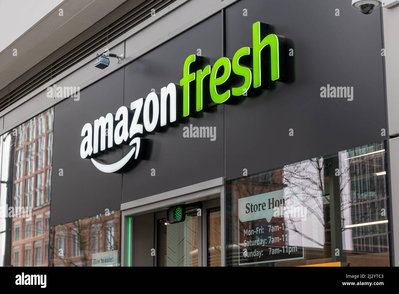 Londres. ROYAUME-UNI-03.30.2022. Le nom et la façade de la branche de l'épicerie fraîche Amazon à Canary Wharf. Banque D'Images