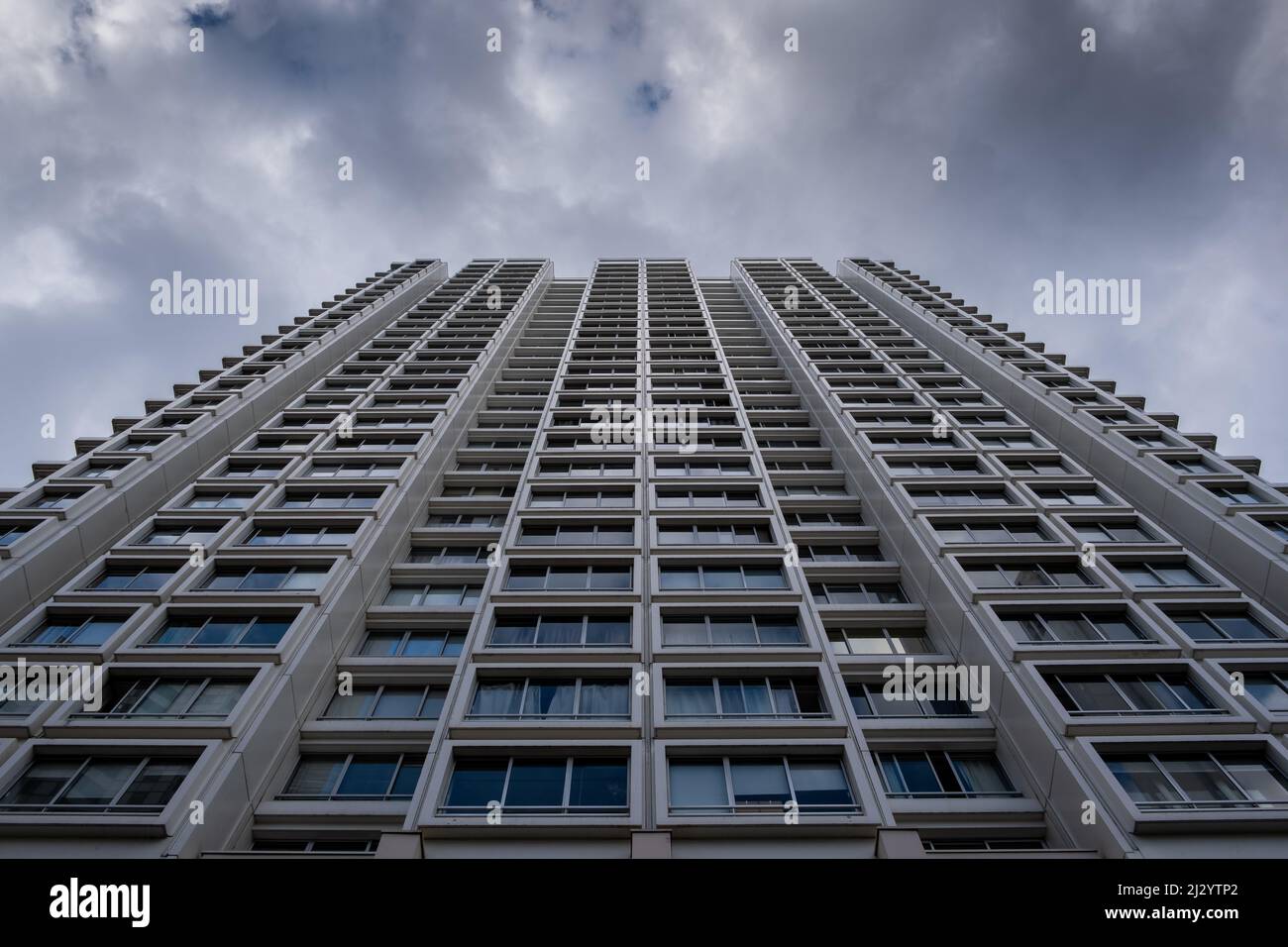 Façade de bâtiment de haute hauteur à Paris avec ciel nuageux Banque D'Images