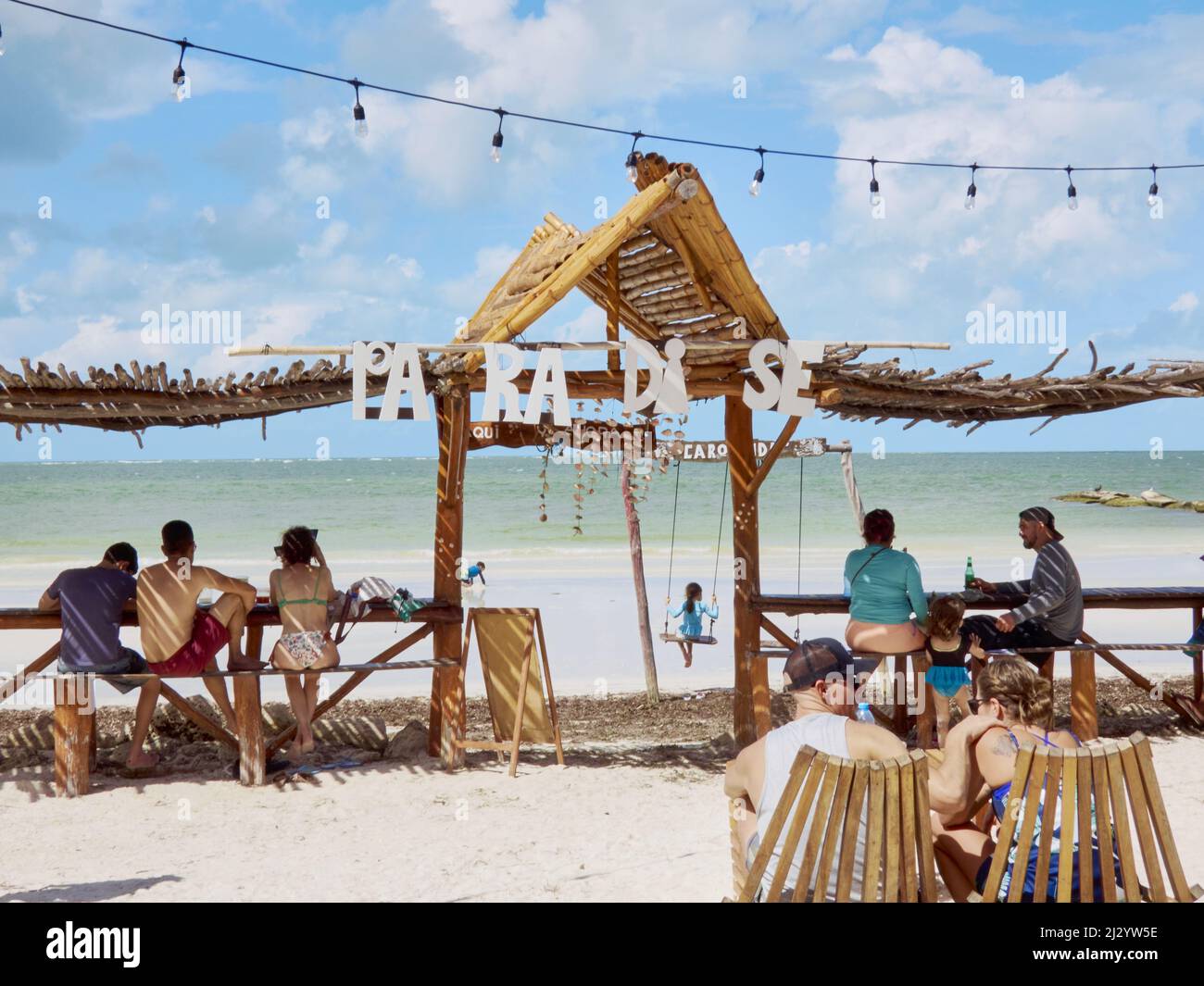 Un beau club de plage avec un fond paradisiaque et les gens ayant un bon moment à Cancun, Mexique Banque D'Images