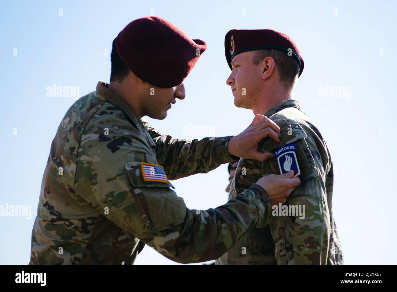 Vicenza, Italie. 24th mars 2022. Les parachutistes de l'armée américaine sont intronisés dans la Brigade aéroportée de 173rd en tant que soldats Sky lors d'une cérémonie d'application de correctifs à Caserma Del DIN à Vicenza, en Italie, le 24 mars 2022. La Brigade aéroportée de 173rd est la Force d'intervention en cas d'urgence de l'armée américaine en Europe, fournissant des forces rapidement déployables aux États-Unis les domaines de responsabilité de l'Europe, de l'Afrique et du Commandement central. Déployée en Italie et en Allemagne, la brigade s'entraîne régulièrement aux côtés des alliés et partenaires de l'OTAN pour établir des partenariats et renforcer l'alliance. (Image de crédit : © armée américaine/ZUMA Banque D'Images