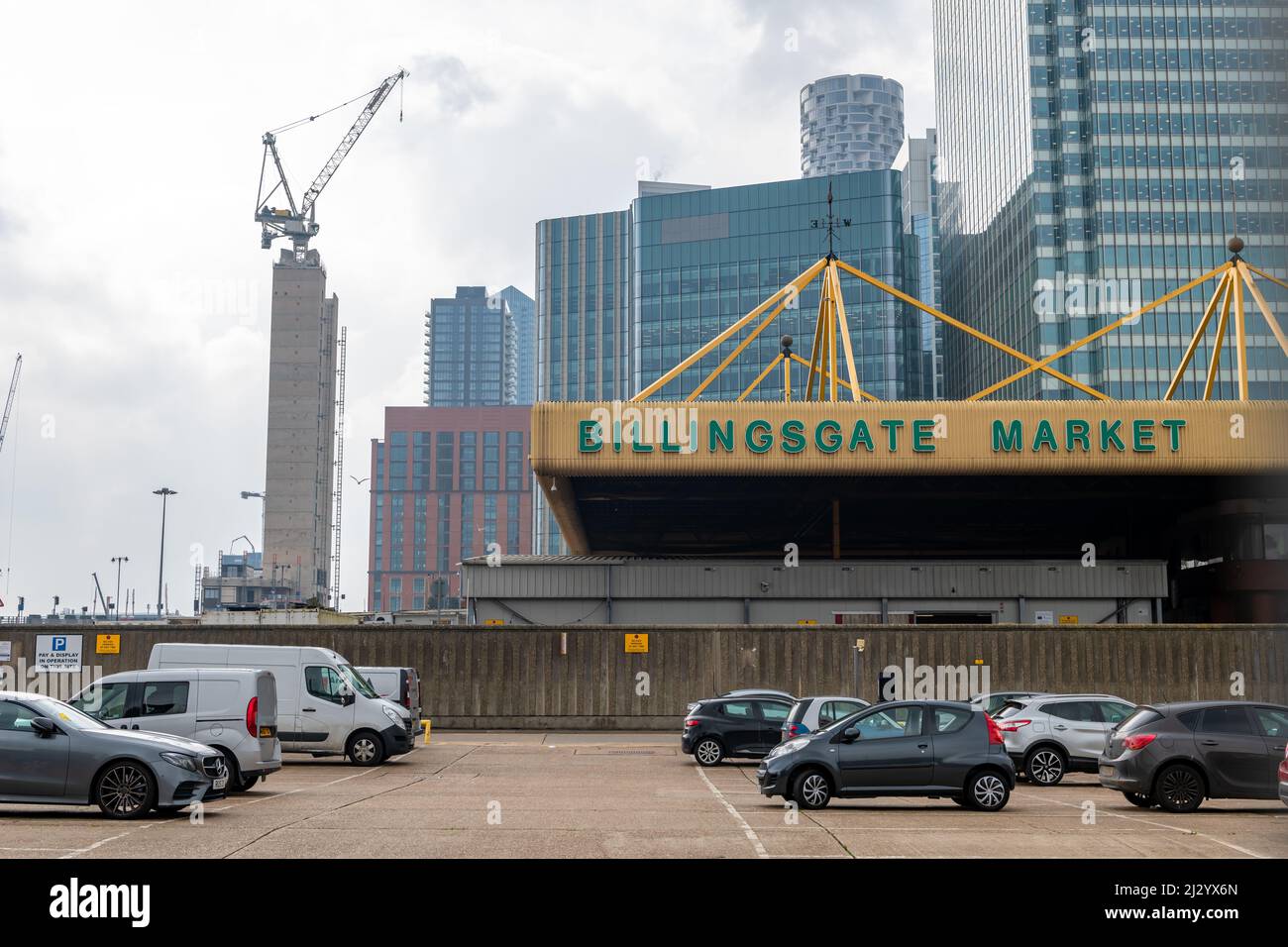 Londres. ROYAUME-UNI-03.30.2022. Une vue sur la rue du marché de Billingsgate, le plus grand marché de poissons intérieur en Grande-Bretagne avec des gratte-ciels de Canary Wharf dans le backgroun Banque D'Images