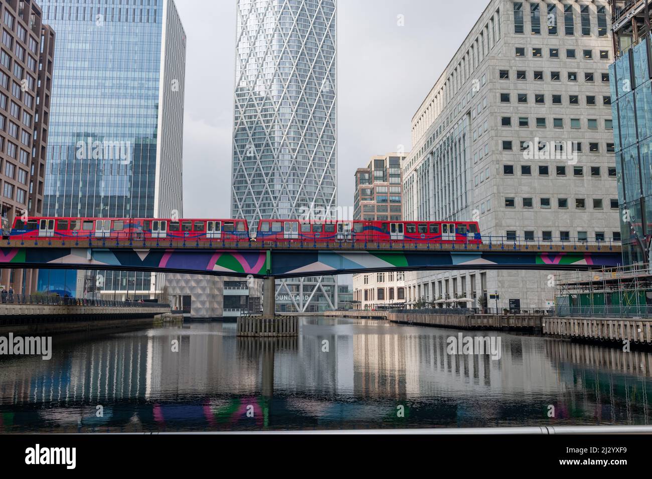 Londres. ROYAUME-UNI-03.30.2022. Un général de Middle Dock dans Canary Wharf avec le Docklands Light Railway et des gratte-ciels. Banque D'Images