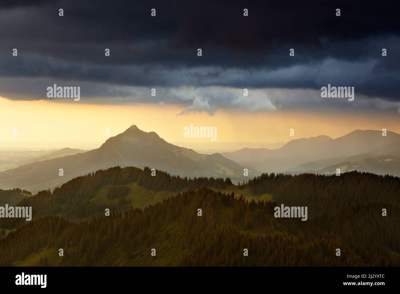 Nuages orageux au-dessus des Grünten, Alpes Allgäu, Allgäu, Bavière, Allemagne Banque D'Images