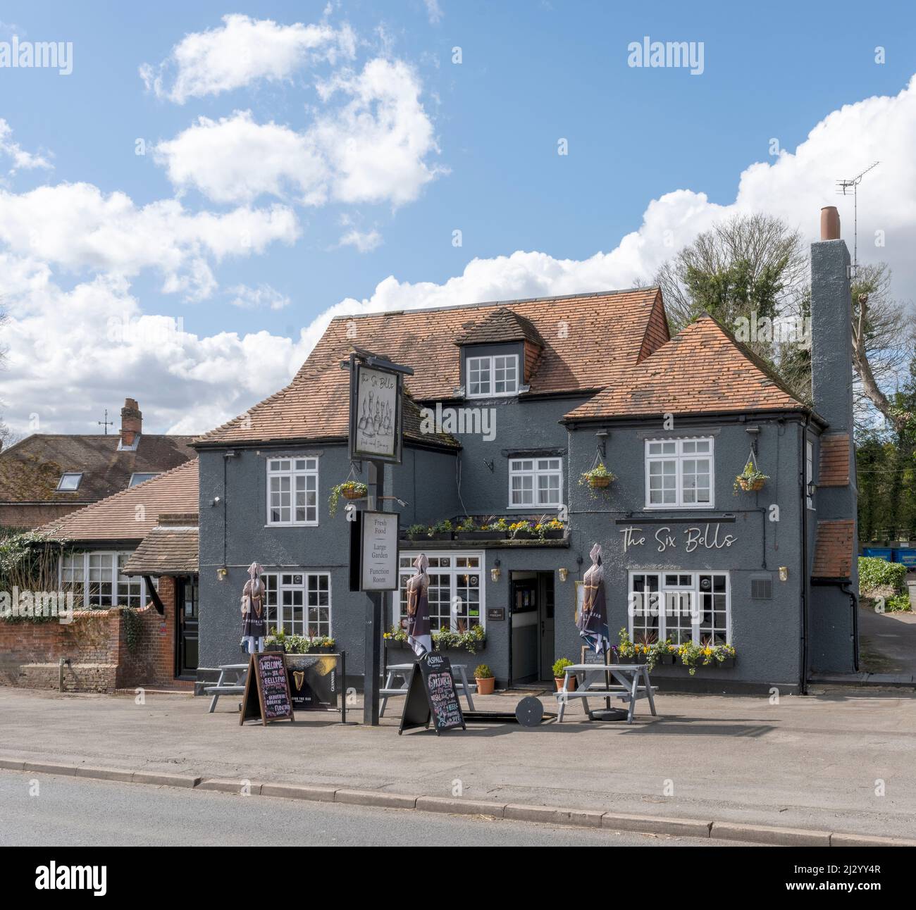 La maison publique de six Bells, Hale Road, Farnham, Surrey, Angleterre, ROYAUME-UNI Banque D'Images