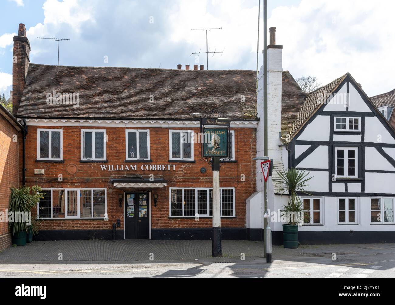 La maison publique William Cobbett, Bridge Square, Farnham, Surrey, Angleterre, ROYAUME-UNI Banque D'Images