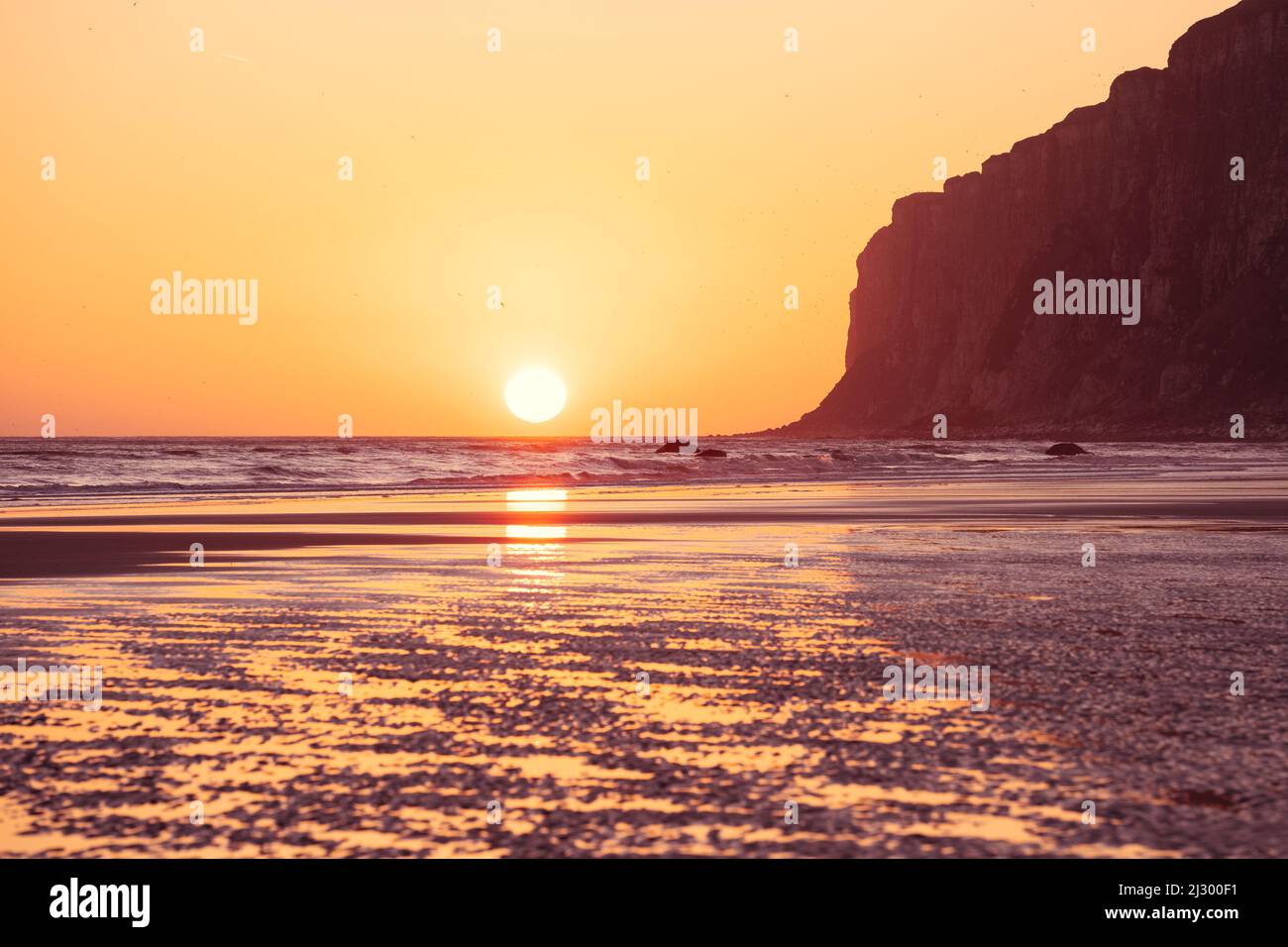 Lever du soleil sur la plage de Speeton, sur la côte du Yorkshire, au Royaume-Uni Banque D'Images