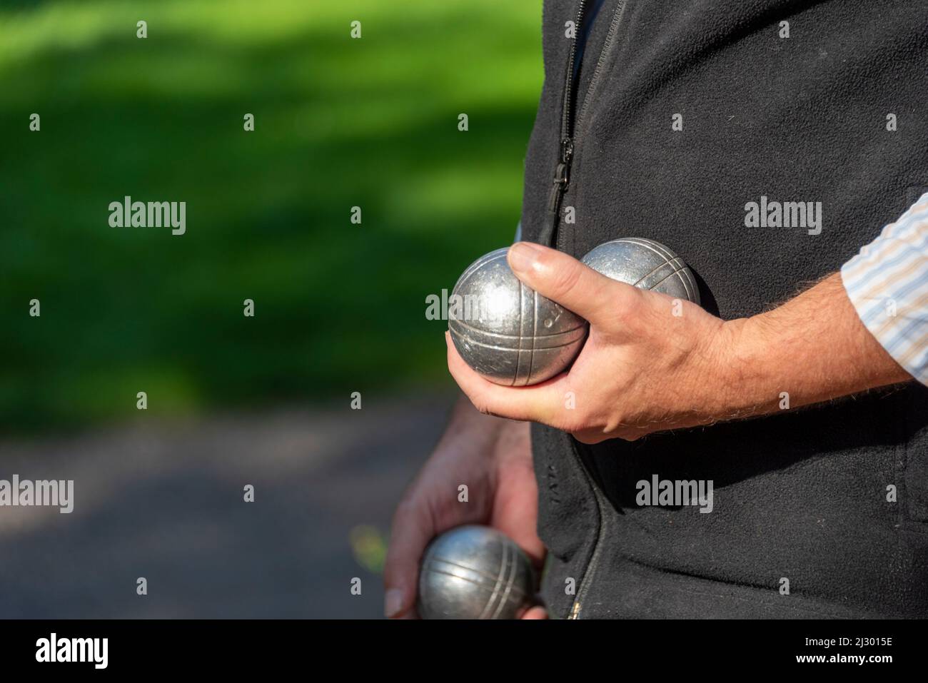Hommes&#39;s mains tenir des boules de pétanque, le terrain de boules dans le Stadtpark am Hansering, Halle an der Saale, Saxe-Anhalt, Allemagne Banque D'Images