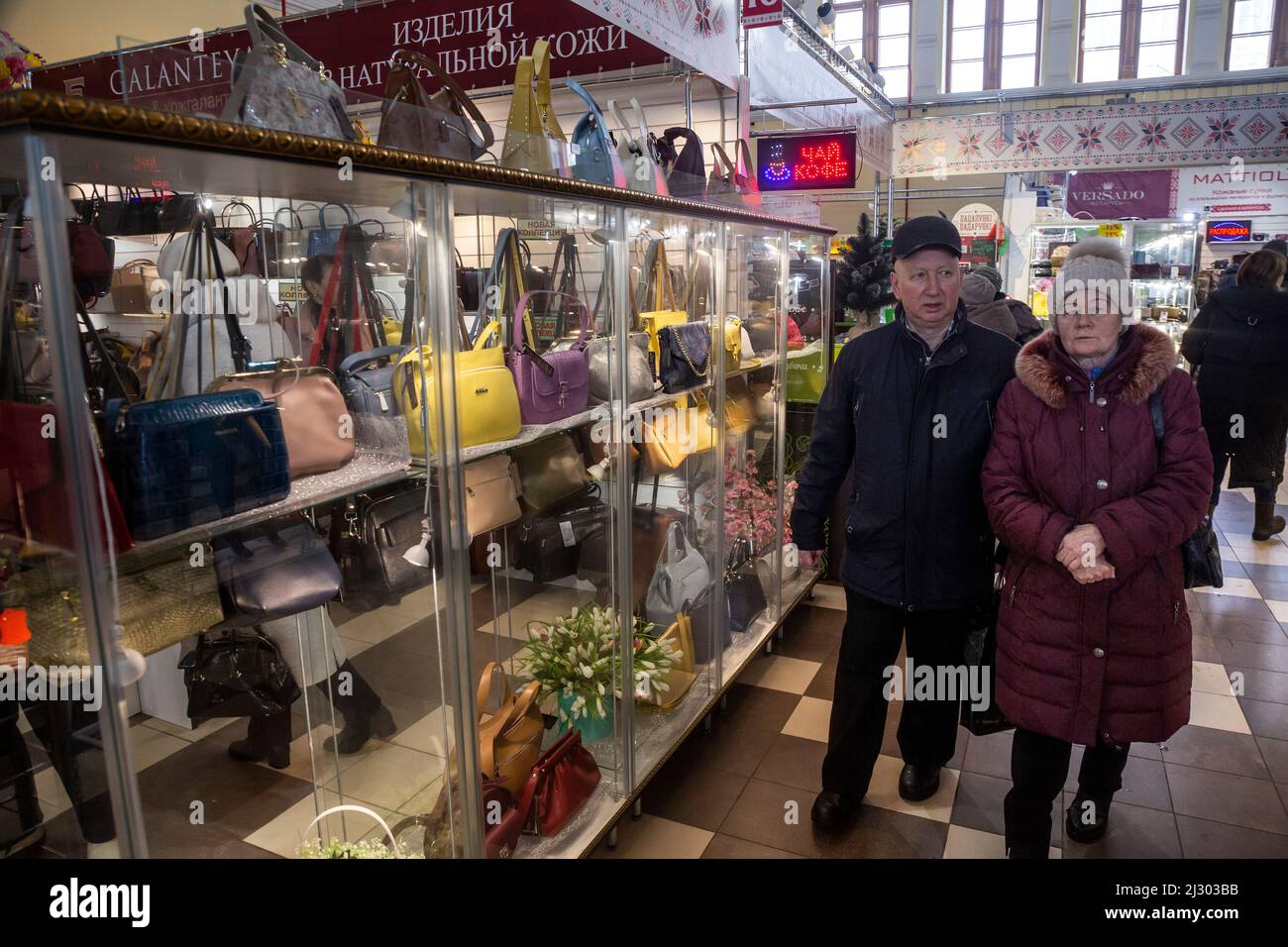 Moscou, Russie. 3rd avril 2022. Visiteurs de la boutique de vêtements bélarussienne sur le territoire du Centre d'exposition et de commerce de la République du Bélarus (Pavillon No.18) sur le VDNKh à Moscou, Russie Banque D'Images
