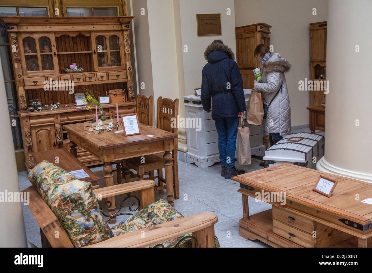 Moscou, Russie. 3rd avril 2022. Un couple regarde les meubles en bois dans le magasin biélorusse sur le territoire du Centre d'exposition et de commerce de la République du Bélarus (Pavillon No.18) sur VDNKh à Moscou, Russie Banque D'Images