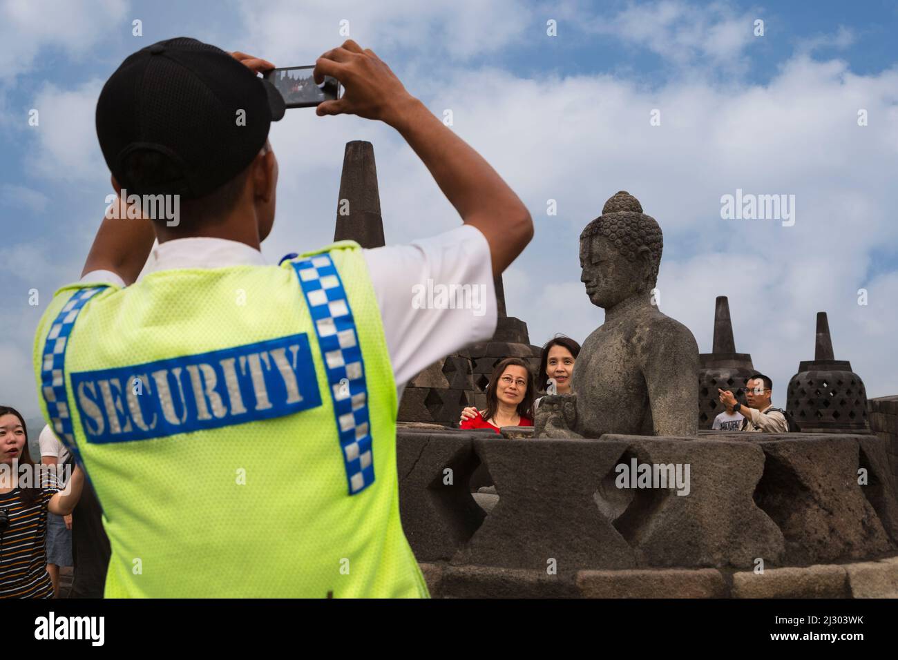 Borobudur, à Java, en Indonésie. En prenant garde de sécurité photo des visiteurs avec leur appareil photo. Banque D'Images