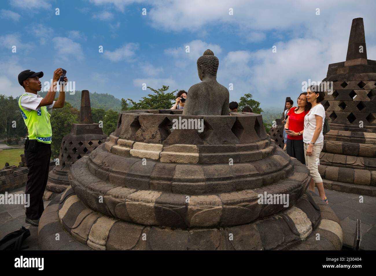 Borobudur, à Java, en Indonésie. En prenant garde de sécurité photo des visiteurs avec leur téléphone cellulaire. Banque D'Images