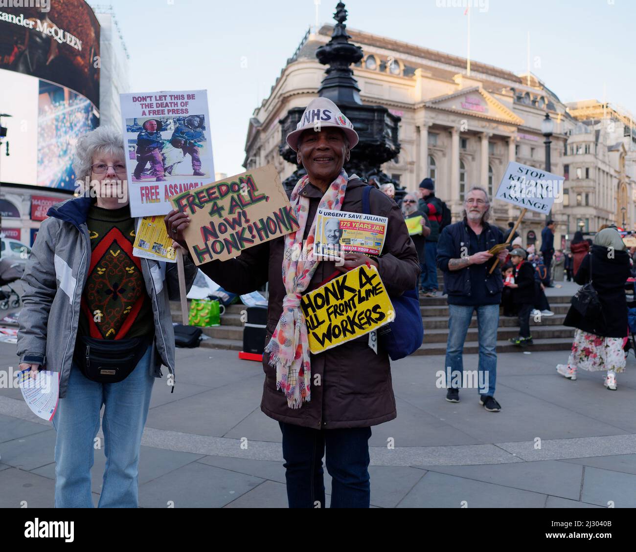 Londres, Grand Londres, Angleterre, mars 19 2022 : manifestations gratuites d'Assange avec des pancartes à Piccadilly Circus. Banque D'Images